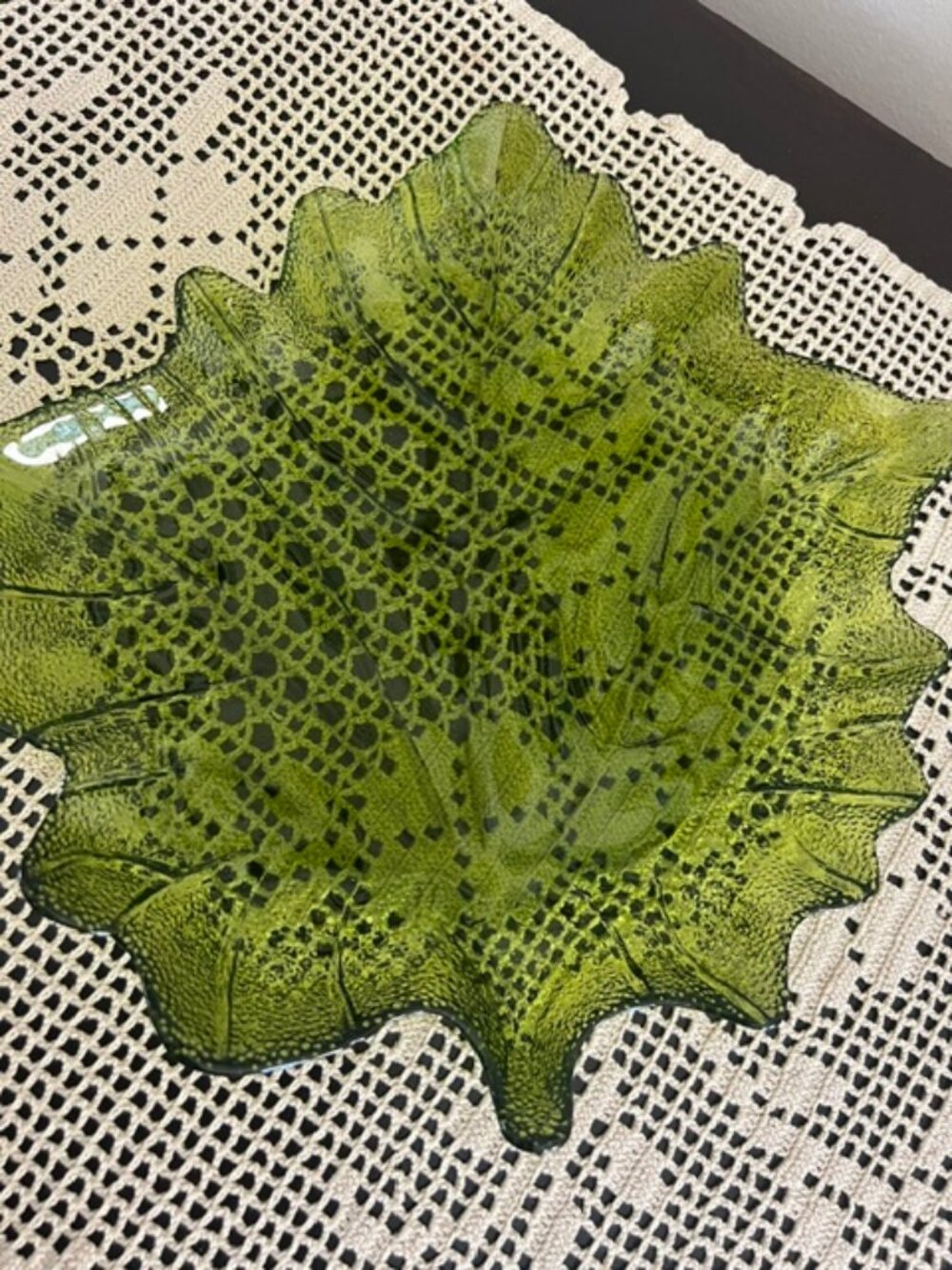 VTG Mid Century Green Art Glass Maple Leaf Shaped Candy Trinket Dish
